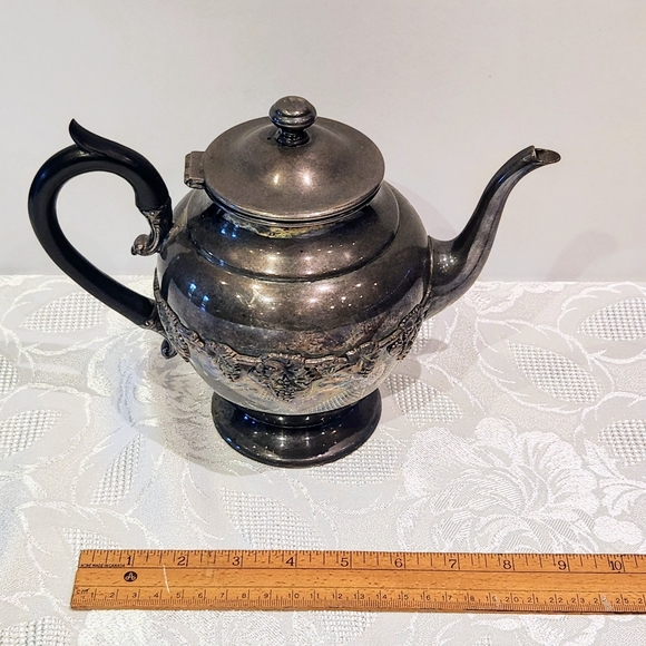 W. Rogers Grape & Vine pattern #1047 silver plated tea pot. W/ bakelite handle - Picture 11 of 12